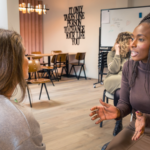 Studenten oefenen op mediumschap bij Mediumcollege