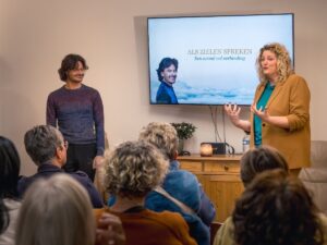 belevingsavond mediumschap met publiek en spirituele verbinding