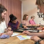 studenten-creatieve-oefening-pastels-basismodule-mediumschap